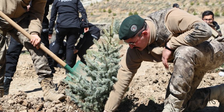 Hakkari Emniyet Müdürlüğü fidan dikme etkinliği yaptı 1