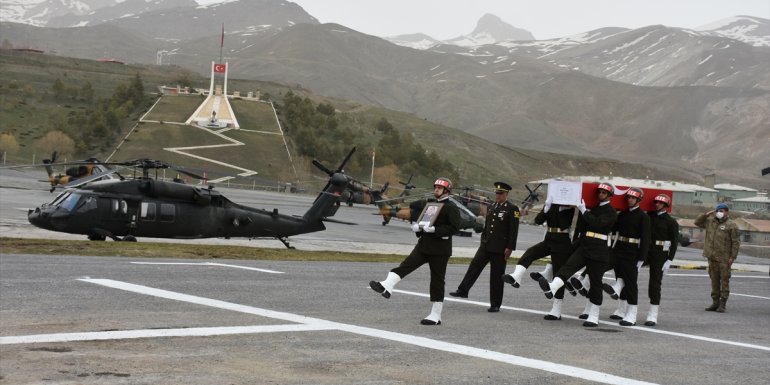 Pençe-Kilit Operasyonu bölgesinde şehit olan asker için Hakkari'de tören düzenlendi