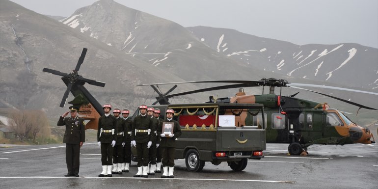 Pençe-Kilit Operasyonu bölgesinde şehit olan asker için Hakkari'de tören düzenlendi