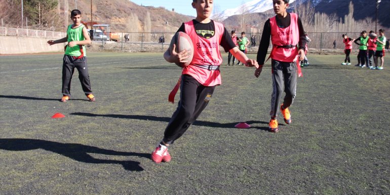 Şemdinli'ye atanan öğretmen ragbi takımıyla öğrencilerin hayatına renk kattı