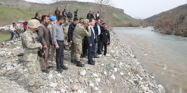 Hakkari Valisi Akbıyık bir askerin suya düştüğü bölgede incelemelerde bulundu