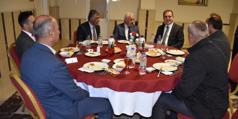 Hakkari Valisi Akbıyık muhtarlarla bir araya geldi