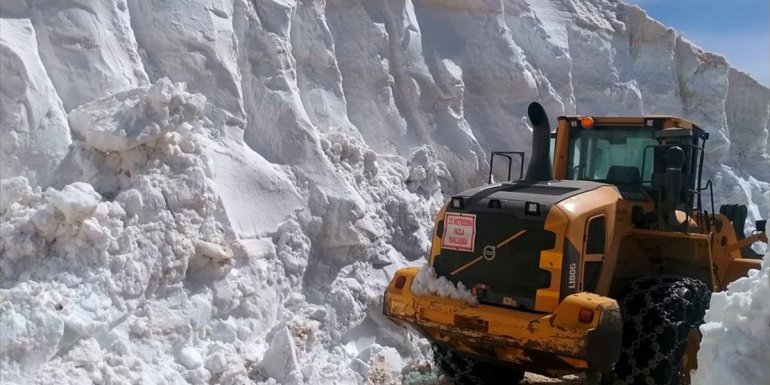 Hakkari'de yayla yolunda 8 metrelik karla mücadele