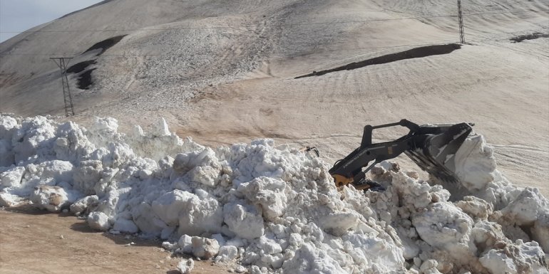 Hakkari'de yüksek kesimlerde karla mücadele sürüyor
