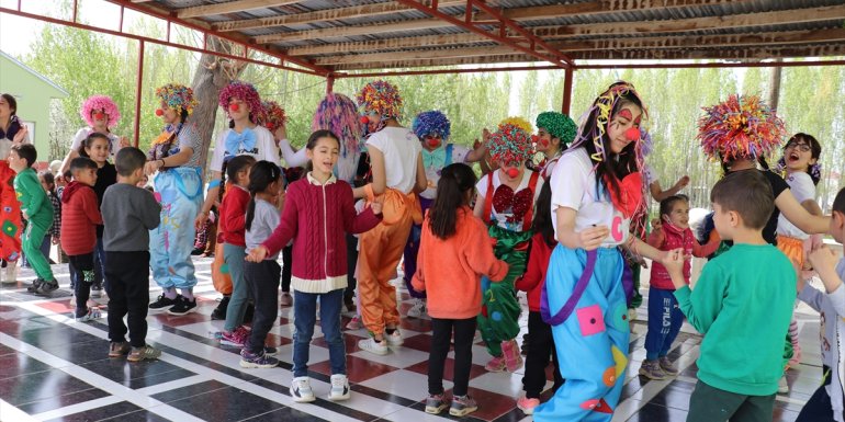 Iğdır'ın köylerindeki çocuklar "Temel Eğitimde 10.000 Okul" projesiyle eğlendi
