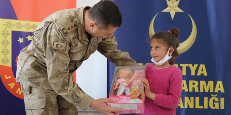 İl Jandarma Komutanı Ercan Altın, öğrencilerle kitap okudu