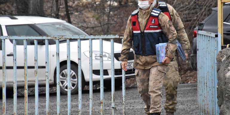 Kahraman jandarmalar Tebessüm ve oyun saatinde çocukların gönlünü fethediyor1