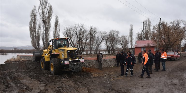 Kars çayı taşınca bazı ev ve tarım arazilerini su bastı