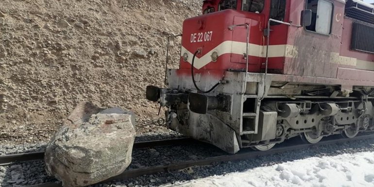 Dağdan kopan kaya parçaları Doğu Ekspresi ulaşımını aksattı