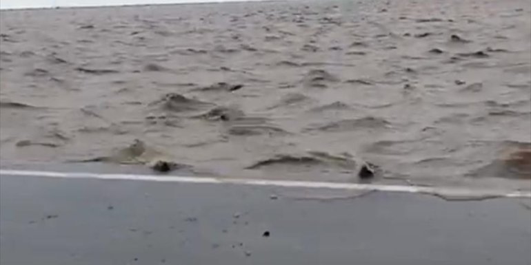 Kars'ta eriyen kar suları nedeniyle 2 kara yolu ulaşıma kapatıldı