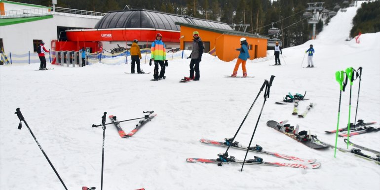 Sahillerde güneşli hava, Sarıkamış'ta kayak keyfi yaşanıyor