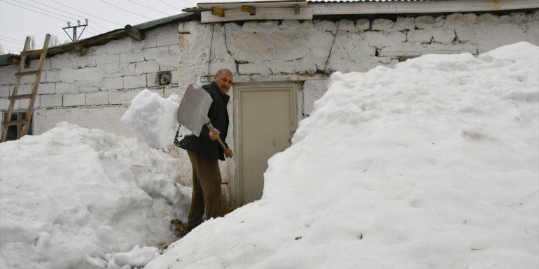 Leylekler Sarıkamış'a gelse de karla mücadele devam ediyor