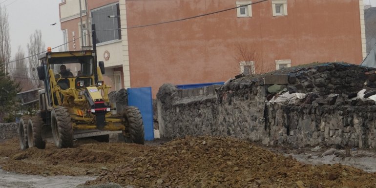 KARS - Sel ve taşkının etkili olduğu mahallede sular çekiliyor1