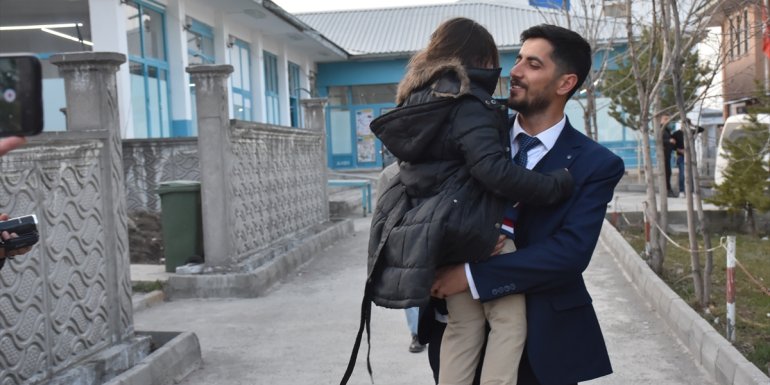 Kars'ta kaybolan kız çocuğu parkta bulundu