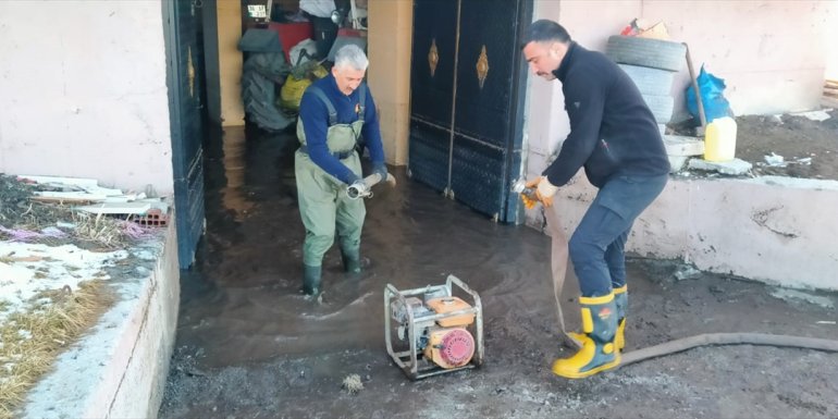 Kars'ta su baskının yaşandığı evlerdeki su tahliye ediliyor