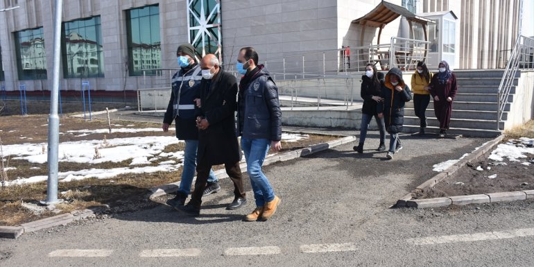 Kars'ta "ucuz altın" vaadiyle dolandırıcılık yaptığı öne sürülen zanlı tutuklandı