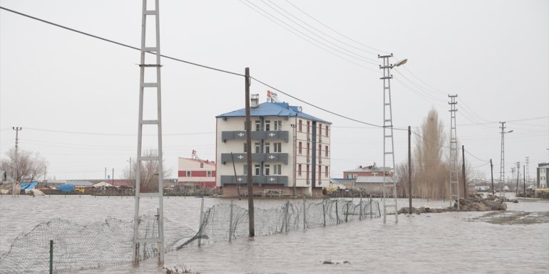 Kars’ta su taşkını yaşanan mahallede ekiplerin çalışmaları yeniden başladı1