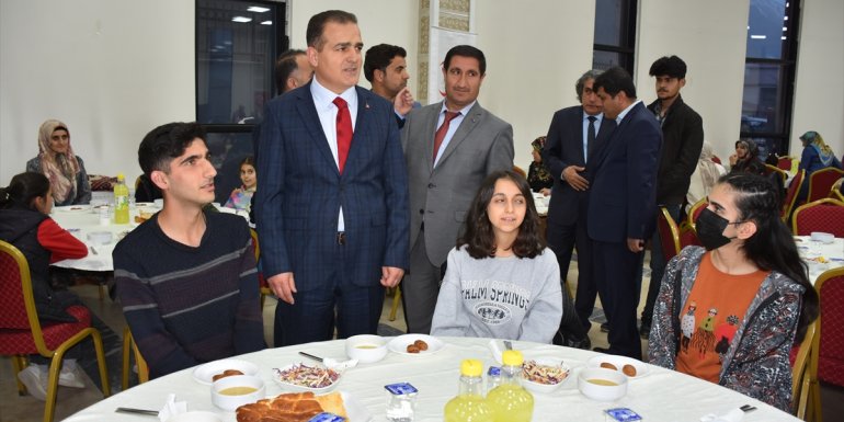 Kızılay Hakkari Şubesi Dünya Yetimler Günü dolayısıyla iftar programı düzenledi