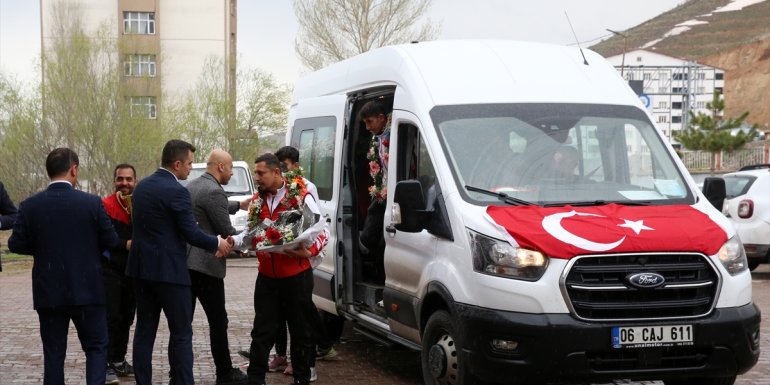 Liselerarası Dünya Kros Şampiyonası'nda birinci olan Bitlisli atletler kente döndü