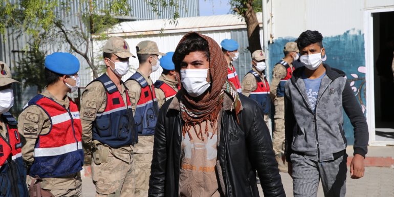 Afganistan uyruklu 227 düzensiz göçmen ülkelerine gönderildi