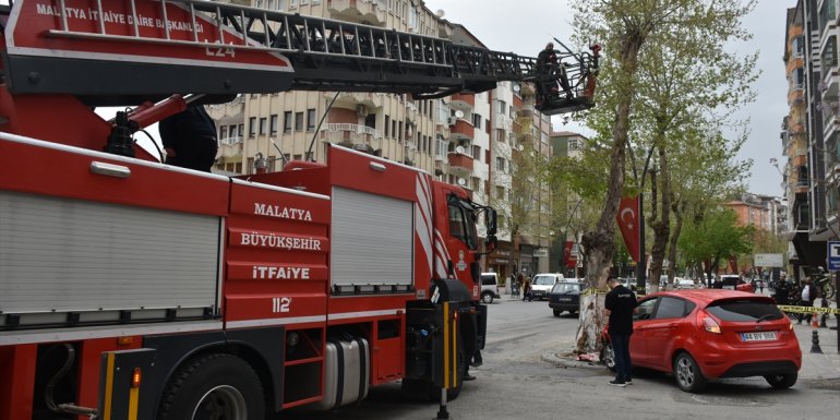Malatya'da ağaca çarpan otomobildeki 2 kişi yaralandı