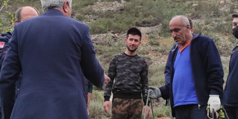 Malatya'da arazide ayağı kırılan yaşlı adamı AFAD ekipleri kurtardı