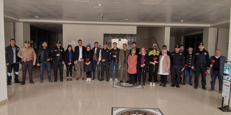 Malatya'da kavga ihbarına giden polisler karanfille karşılandı