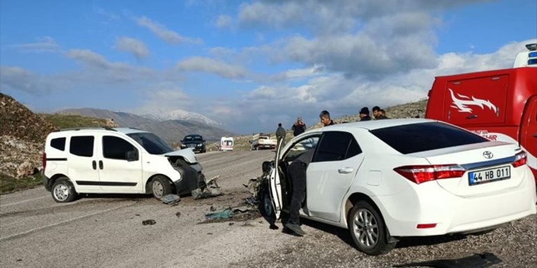 Malatya'da otomobil ile hafif ticari aracın çarpıştığı kazada 3 kişi yaralandı