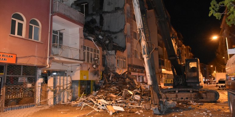 Malatya'da kolonlarından ses geldiği için boşaltılan binada yıkım çalışması başladı