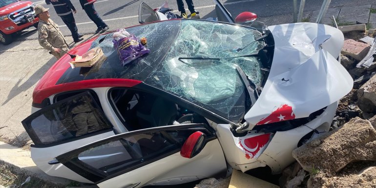 MALATYA - Menfeze çarpan otomobildeki 1 kişi öldü, 5 kişi yaralandı1