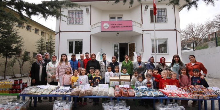 Malatya'da minikler, dar gelirli aileler için harçlıklarıyla yardım kolisi hazırladı