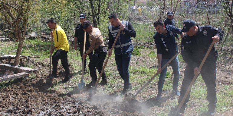 Malatya polisi yalnız yaşayan yaşlı kadının bahçesini çapaladı