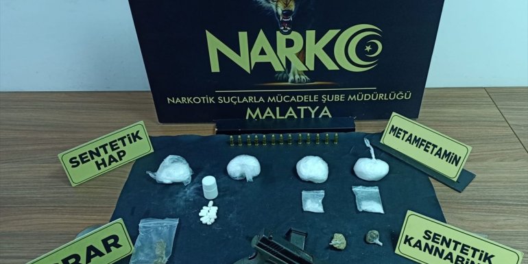 MALATYA - Torpido bölümündeki düzenekte uyuşturucu bulunan otomobildeki şüpheliler gözaltına alındı1