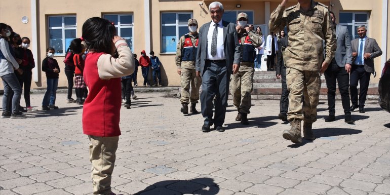 Mehmetçik 23 Nisan dolayısıyla köy okuluna 1500 kitap bağışladı