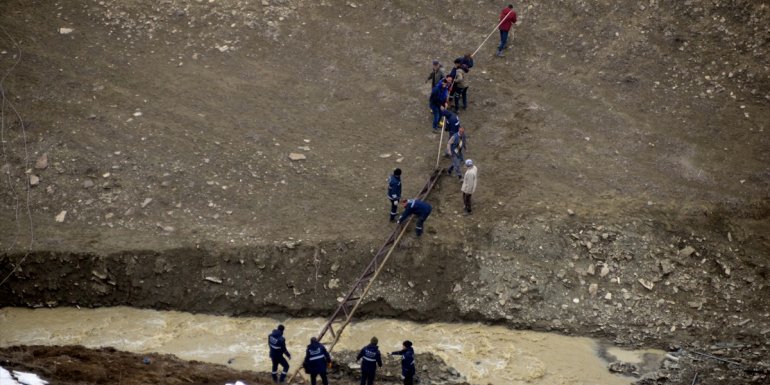 Heyelan nedeniyle devrilen elektrik direğinin yerine yenisi yerleştirildi