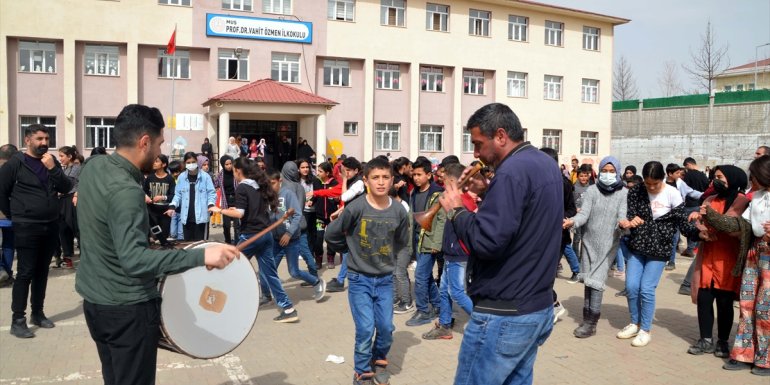 Muşlu öğrenciler şampiyonluğu halay çekerek kutladı