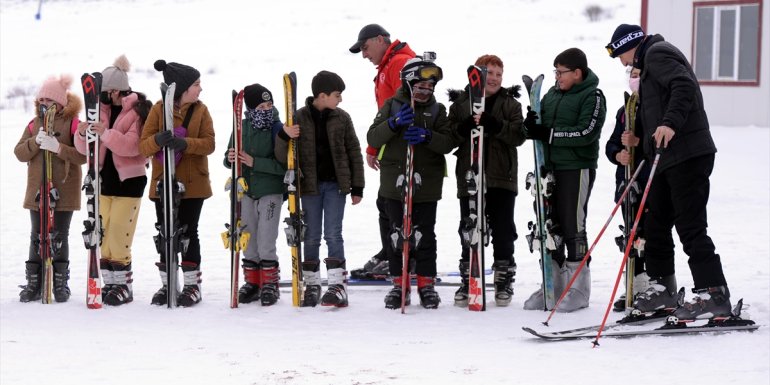 Öğrenciler Yalnızçam'da aldıkları eğitimle geleceğin uzman kayakçısı olacak