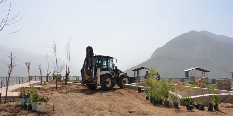 Şemdinli Seyir Tepesi'nde peyzaj çalışmaları başladı