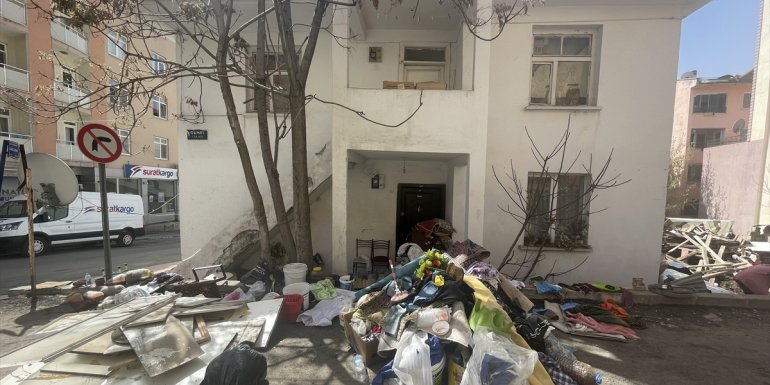 Tunceli'de bir evden 14 kamyon çöp çıkarıldı