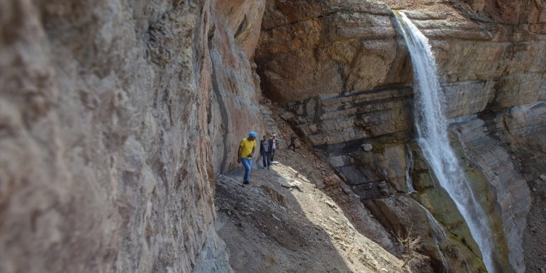 Tunceli'deki Çırtan Şelalesi gezginlerin rotası oldu