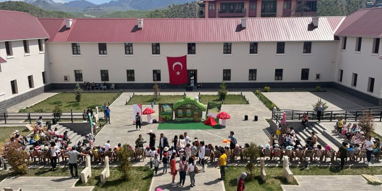 TUNCELİ - Çocuklar palyaço ve tiyatro gösterisiyle eğlendi1