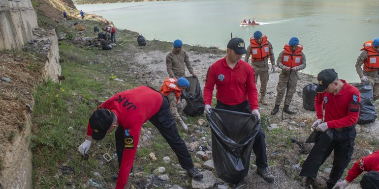 Tunceli'deki baraj gölünün yüzeyi ve çevresi atıklardan temizlendi