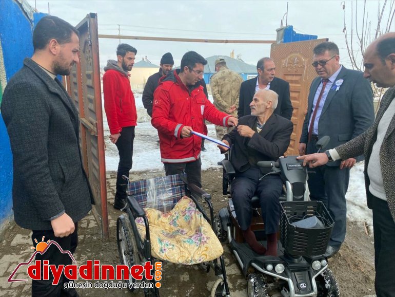 Kızılay, hediye tekerlekli etti engelliye Türk Ağrı