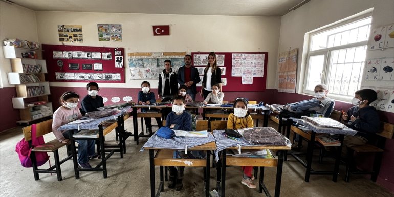 TÜRKAV ve Türk Eğitim-Sen'den Yedisu'daki öğrencilere çanta desteği