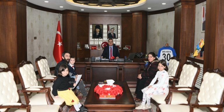 Vali Akbıyık, İstiklal Marşı'nı seslendiren iki kardeşi makamında kabul etti