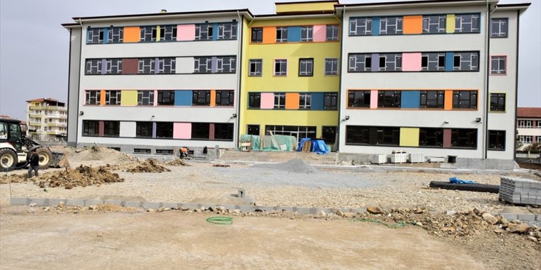 Vali Baruş'tan yapımı devam eden okullara inceleme