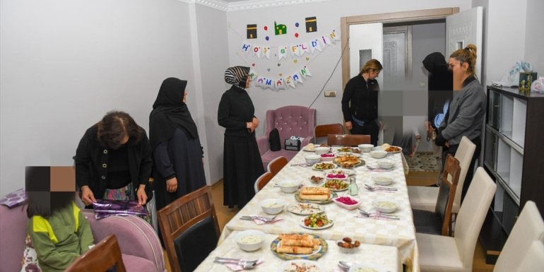 Vali Bilmez'in eşi Meral Bilmez, çocuk evlerindeki öğrencileri ziyaret etti