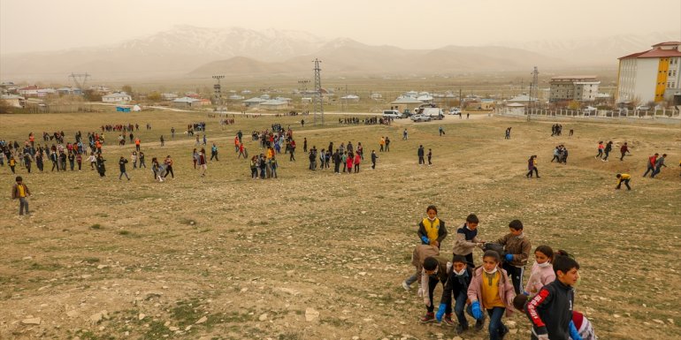 Van'da 200 bin metrekarelik alanda çevreye atılan çöpler toplandı