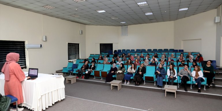 Van Büyükşehir Belediyesinden bilinçli medya kullanım semineri1