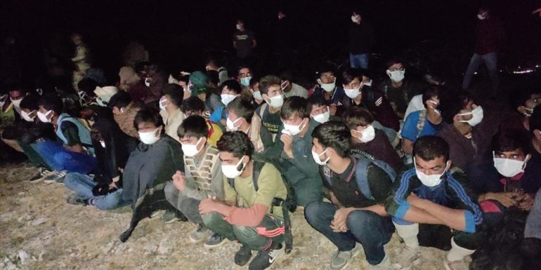 Van'da düzensiz göçmen kaçakçılığı yapan 355 organizatör yakalandı